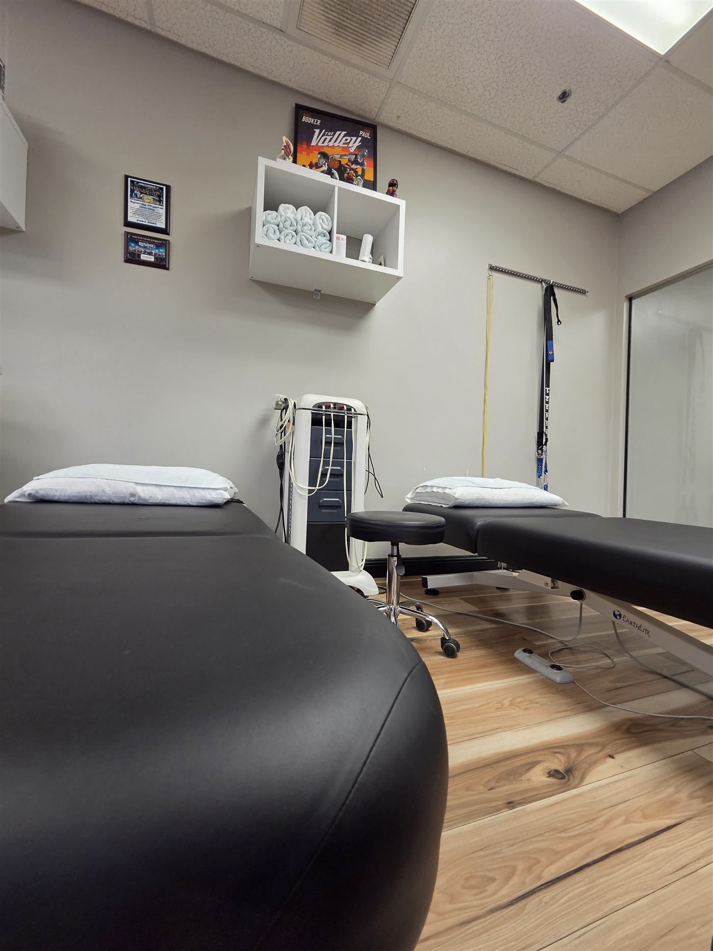 Treatment table in the Synergy clinic